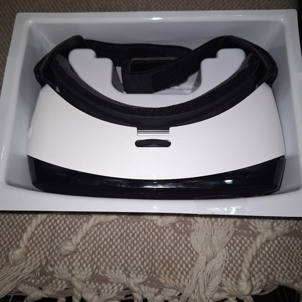 A Samsung Gear VR Compatible w/note5, S6edget,S6,S6edge,S7,S7edge Oculus